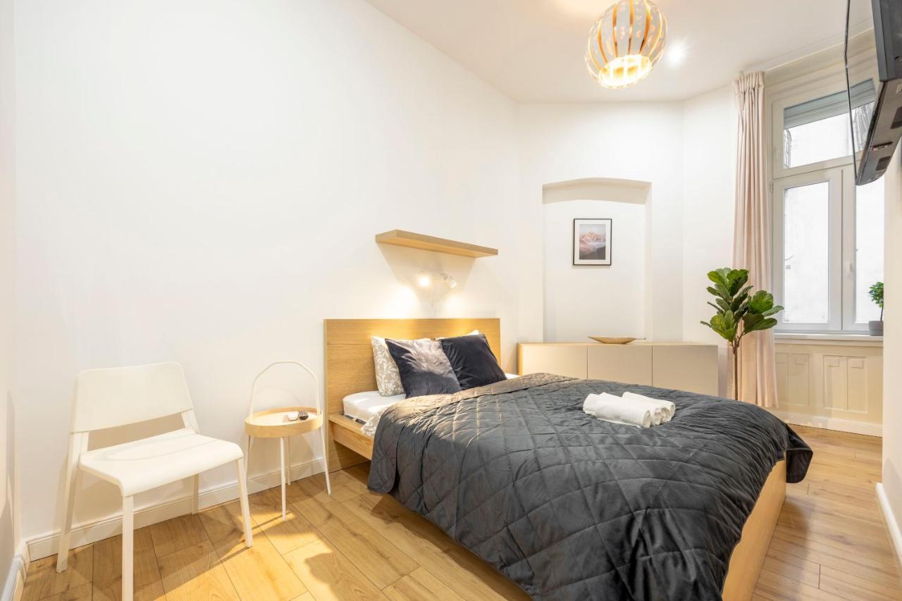 Central Grand Apartment With 5Bedrm 2Bathroom Budapest Bagian luar foto