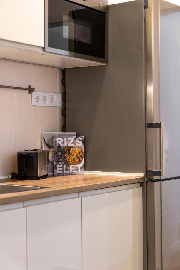 Central Grand Apartment With 5Bedrm 2Bathroom Budapest Bagian luar foto