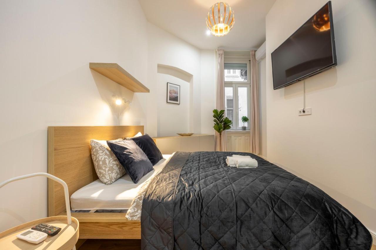 Central Grand Apartment With 5Bedrm 2Bathroom Budapest Bagian luar foto