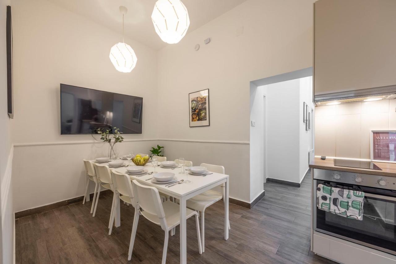 Central Grand Apartment With 5Bedrm 2Bathroom Budapest Bagian luar foto