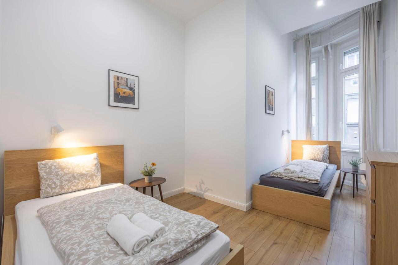 Central Grand Apartment With 5Bedrm 2Bathroom Budapest Bagian luar foto