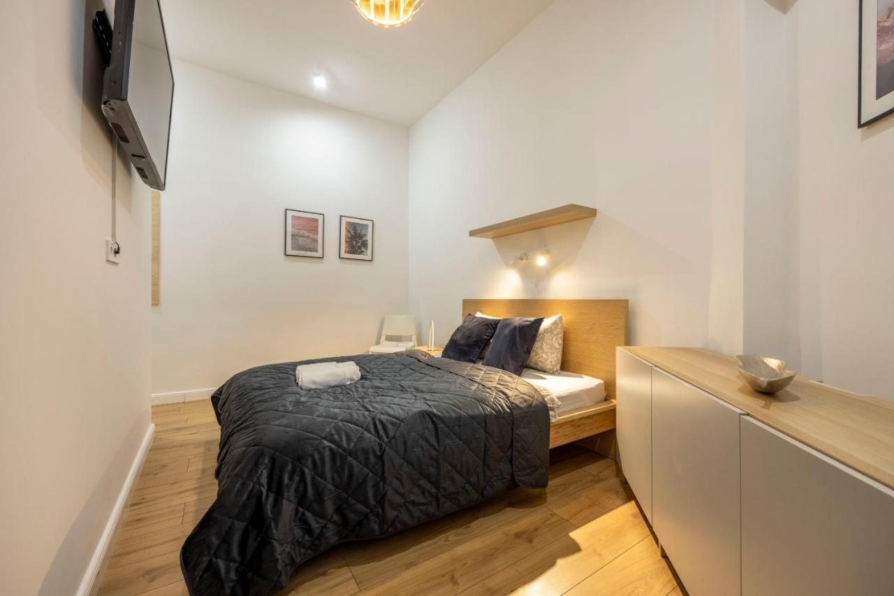 Central Grand Apartment With 5Bedrm 2Bathroom Budapest Bagian luar foto