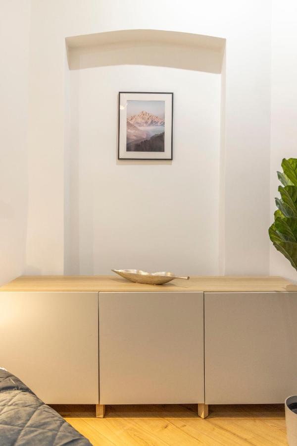 Central Grand Apartment With 5Bedrm 2Bathroom Budapest Bagian luar foto